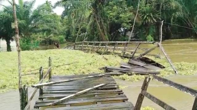 Banjir yang meremdam sebagian wilayah Kembayan mengakibatkan ratusan terendam dan jembatan putus.