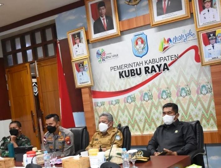 Pemkab Kubu Raya rapat evaluasi bersama Presiden RI yang memberikan arahan terhadap daerah yang memasuki PPKM Level 2 termasuk di Kubu Raya