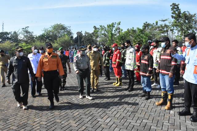 Bupati bersama Forkompinda saat mengecek personel dan kelengkapan peralatan saat apel siaga karhutla