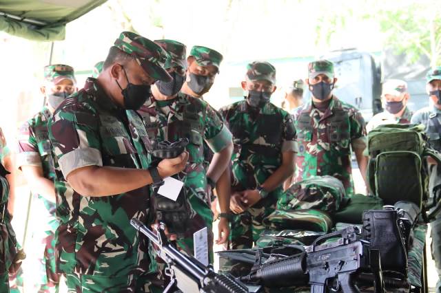 Asisten Operasi Kasad, Mayjen TNI Ainurrachman didampingi Kasdam XII/Tanjungpura, Brigjen TNI Djauhari melakukan Pemeriksaan Kesiapan Operasi (Riksiapops) Satgas Pamtas RI-Malaysia Yonif 645/Gardatama Yudha di Mako Yonif 645/Gty Kabupaten Sambas.