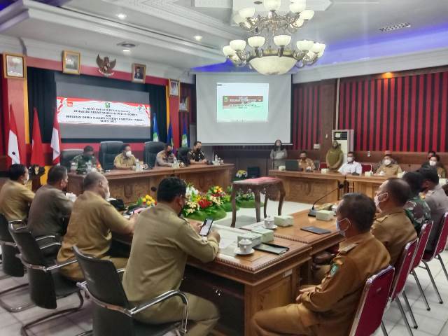 Bupati Sanggau mengingatkan calon kades saat sosialisasi kewaspadaan dini potensi konflik dan deklarasi damai Pilkades serentak.