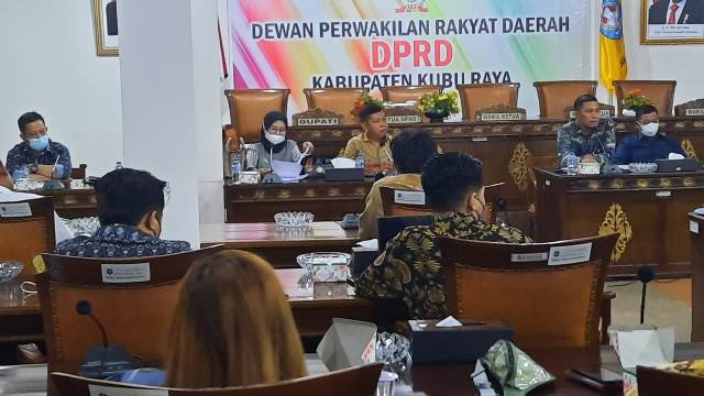 DPRD Kubu Raya saat memimpin rapat kerja bersama PT Angkasa Pura, maskapai dan PT Borneo Trans Mandiri selaku Regulated Agent baru.