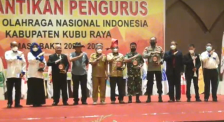 Foto bersama pengurus KONI dan Forkompinda dan anggota DPR RI dapil Kalbar