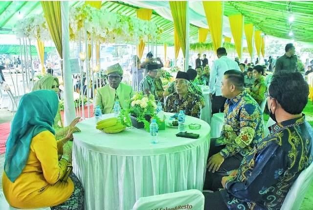 Pesta pernikahan Bupati Kayong Utara Citra Duani - Yayuk Winarti di Desa Nangan Serawai dihadiri Bupati Sintang dan Melawi serta sejumlah pejabat dari tiga kabupaten.