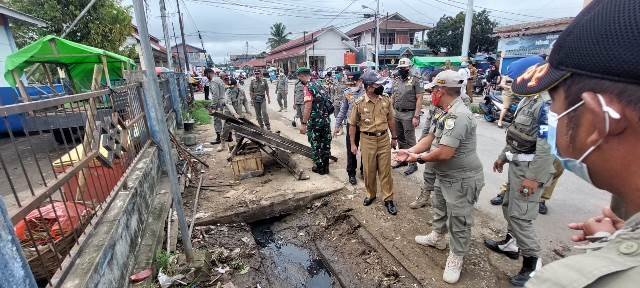 Setelah melalui sosialisasi yang cukup panjang, Pedagang Kaki Lima (PKL) yang berjualan di sepanjang jalan H. Agus Salim Kelurahan Beringin Kecamatan Kapuas ditertibkan.