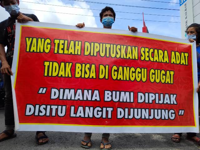 Spanduk yang dibentangkan warga saat berdemo ke Kantor Bupati untuk menemui Wabup Sanggau yang juga Ketua DAD Sanggau.