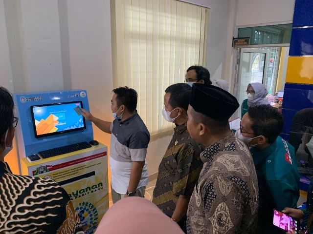 Launching dan Simulasi pengunaan ATM Surat yang merupakan inovasi baru di Desa Parit Baru bekerja sama dengan Fakultas MIPA Universitas Tanjungpura.