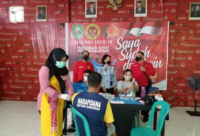 Badan Intelijen Daerah (BINDA) Kalbar melakukan vaksinasi Covid-19 kepada para napi atau warga binaan di Rutan Kelas IIB Sanggau