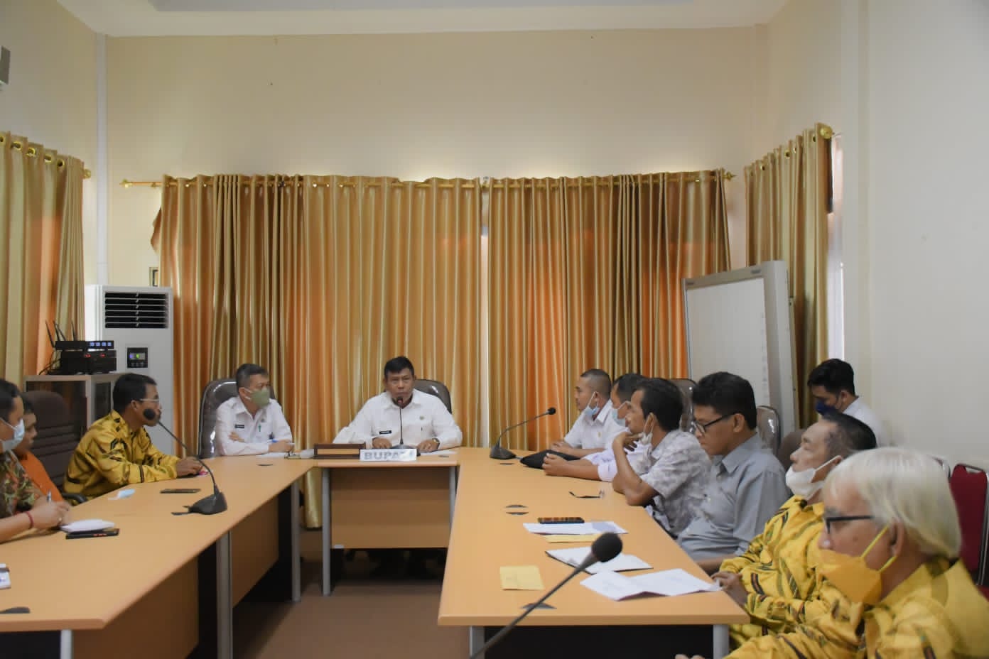 Bupati Kayong Utara memimpin rapat LKS Tripartit membahas tentang isu ketenagakerjaan yang kerap muncul permasalahan