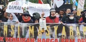 Emak-emak Demo di DPRD Kalbar Bawa Alat Masak dan Jerigen Minyak