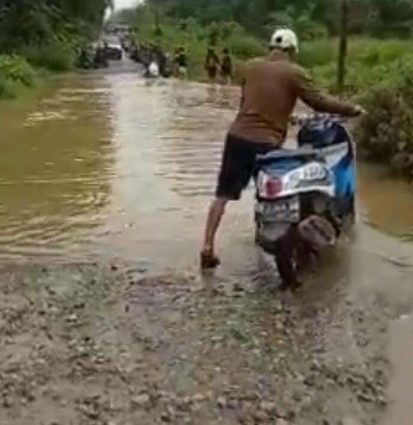 Warga yang melintasi jalan Bonti dari Bodok menuju Sengoret mengeluhkan rusak parahnya jalan menuju kampung mereka.