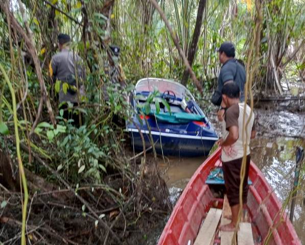 Speedboat milik Pemdes Teluk Bayur yang berhasil ditemukan namun mesinnya raib diembat si pencuri. Sehingga Kades Teluk Bayur menggelar sayembara bagi siapa saja yang menemukannya