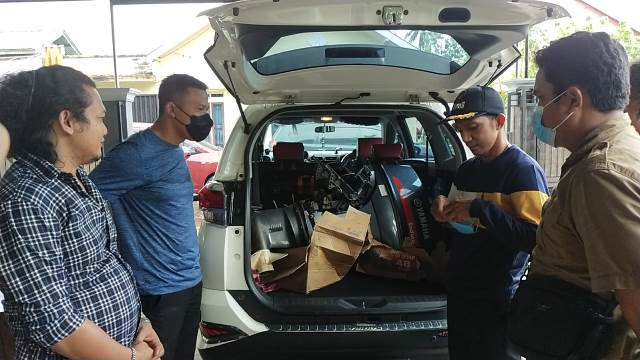 Kapolsek melihat langsung mesin speedboat yang berhasil ditemukan saat menyaksikan penyerahan uang sayembara berhadiah dari Kepala Desa Teluk Bayur kepada si penemu.