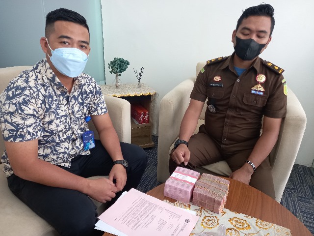 Pihak Kejari Sanggau saat melakukan penyetoran uang denda Rp 200 juta dari keluarga terpidana Nurcahyo Wiyono ke kas negara.