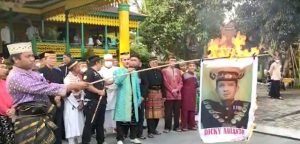 Foto Dicky Arianto Dibakar, Kerajaan Sanggau Tolak Penobatan Sebagai Raja