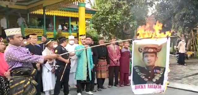 Kemarahan para kerabat Kesultanan Sanggau dengan melakukan pembakaran terhadap foto Dicky Arianto yang mengaku sebagai Raja Sanggau