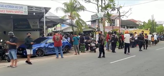 Tabrakan beruntun di Jalan Arteri Supadio atau A Yani II pada Jumat (15/4) siang mengakibatkan dua orang karyawan pencucian mobil tewas