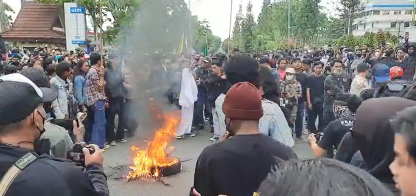 Aksi pembakaran ban di tengah jalan oleh mahasiswa saat demo di Kantor DPRD Kalbar