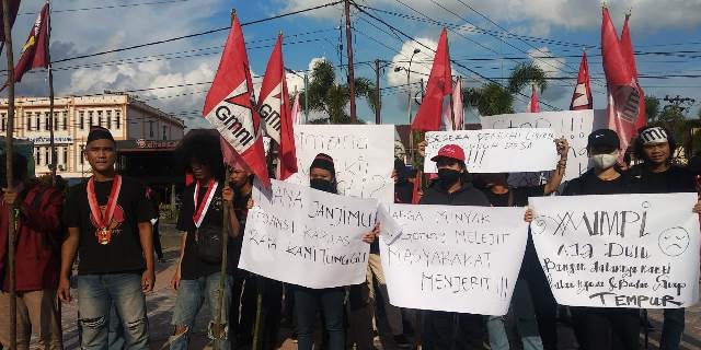 Mahasiswa Sintang menggelar aksi demo yang juga menuntut janji Gubernur Kalbar terkait Provinsi Kapuas Raya