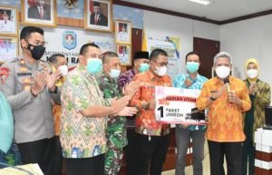 Buruh Bangunan Seruat II Raih Paket Umroh Vaksinasi Berhadiah