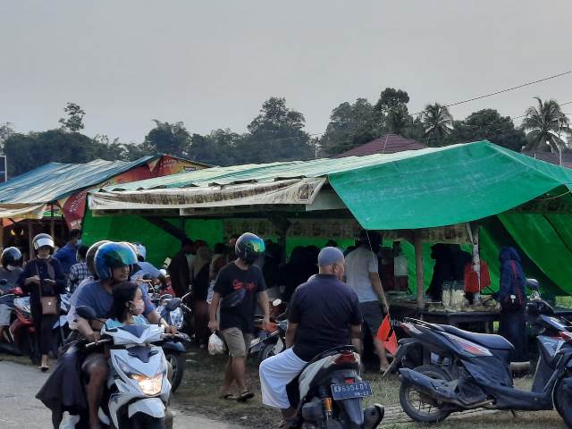 Para pembeli menyerbu lapak takjil yang digelar para pedagang musiman untuk mencari rejeki di bulan ramadan