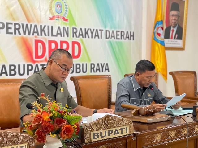 Ketua dan Wakil Ketua DPRD Kubu Raya memimpin paripurna perubahan AKD di DPRD Kubu Raya