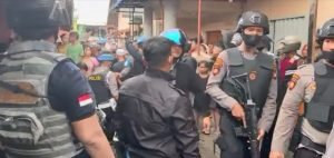 Polisi Bersenjata Lengkap Gerebek Kampung Beting
