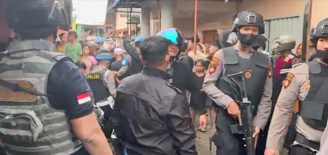 Polda Kalbar menerjunkan personelnya menggerebek Kampung Beting di Kecamatan Pontianak Timur dalam rangka Operasi Pekat Kapuas