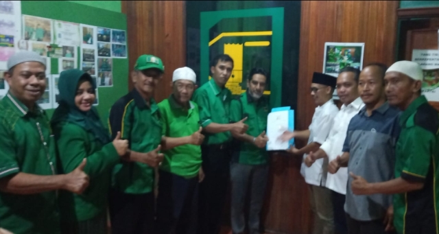 Ketua DPC PPP Sintang menyerahkan nama calon Wabup Sintang kepada Ketua Harian Koalisi Adil Bersatu