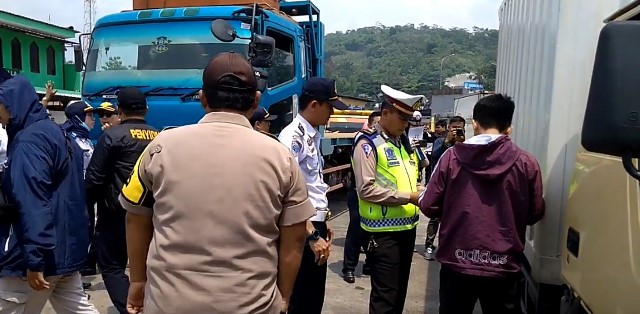 Petugas gabungan saat melakukan ramp chek terhadap kendaraan dan supir.