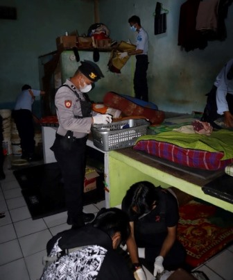 Petugas saat melakukan razia di kamar hunian WPB Rutan Sanggau Selasa (19/4) malam.