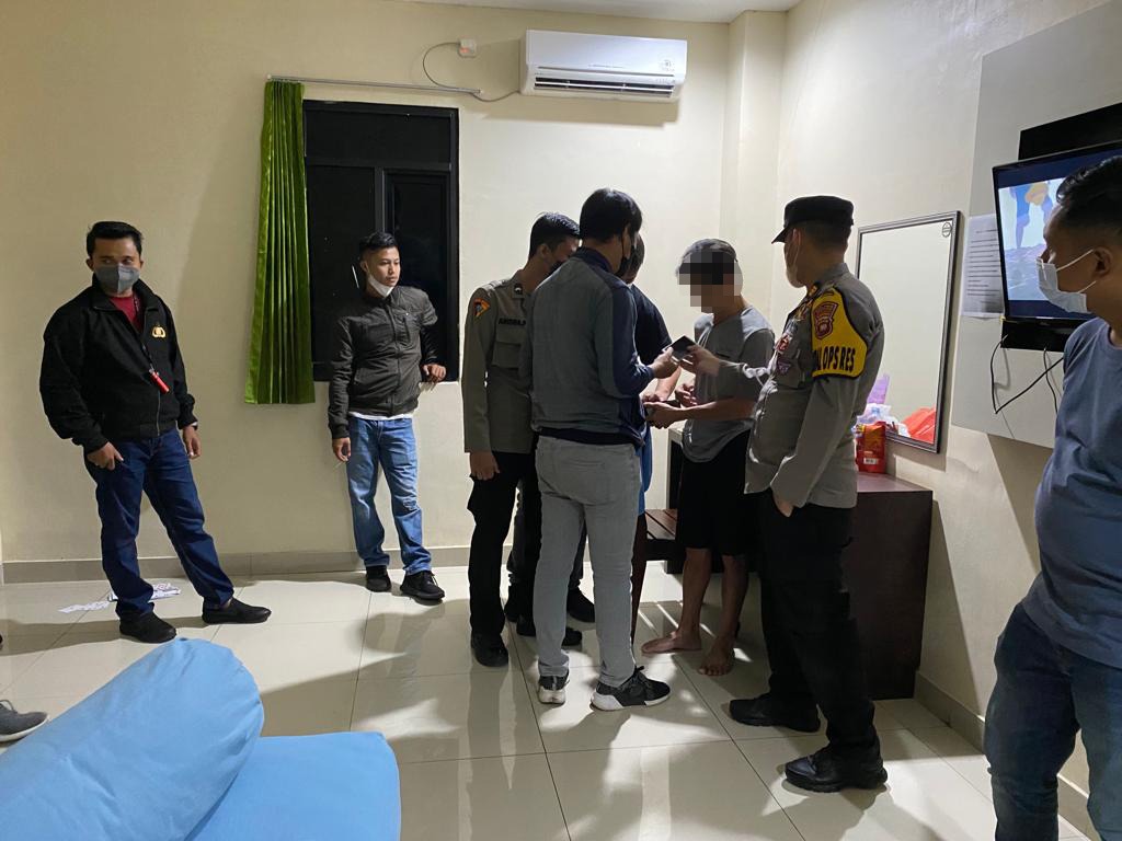 Sepasang kekasih yang terjaring Operasi Pekat di sebuah kamar hotel sedang memakai narkoba jenis sabu.