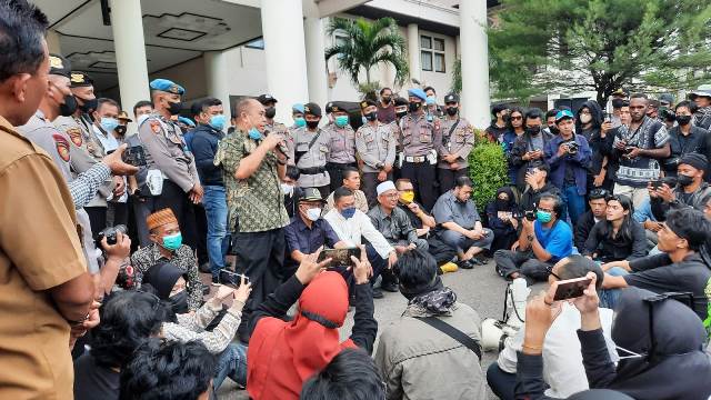 Wakil Ketua dan beberapa anggota DPRD Kalbar menerima aspirasi yang disampaikan mahasiswa saat berdemo di DPRD Kalbar