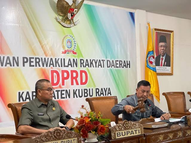 Wakil Ketua DPRD Kubu Raya didampingi Ketua DPRD memimpin rapat paripurna pembentukan Fraksi PPHN gabungan dari PPP dan Hanura