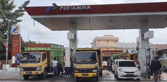 Kendaraan truk yang sedang antre mengisi BBM solar subsidi di salah satu SPBU di Kota Pontianak.