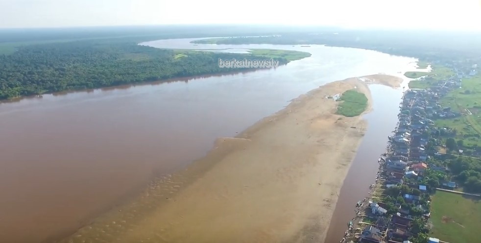 Kondisi Desa Pulau Limbung saat mengalami musim kemarai mengakibatkan air Sui Kapuas mengering sehingga pasir timbul menjadii daratan