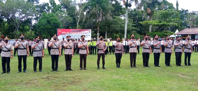 Tepat di hari pertama masuk kerja pascalibur Idulfitri, tujuh perwira di Polres Kubu Raya diganti. Ketujuhnya antara lain tiga kasat dan empat kapolsek