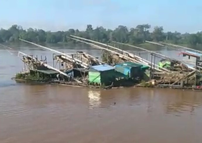 Belasan mesin PETI hasil tangkapan Polres Sanggau sekira bulan Desember 2021 lalu di Dusun Tanjung Priuk Desa Inggis Kecamatan Mukok, hanyut di Sungai Kapuas