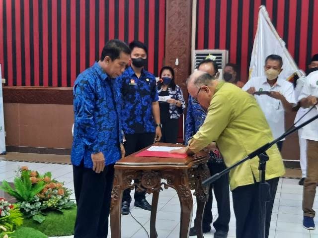 Ketua KONI Kalbar menanda tangani berita acara pelanitkan pengurus KONI Sanggau