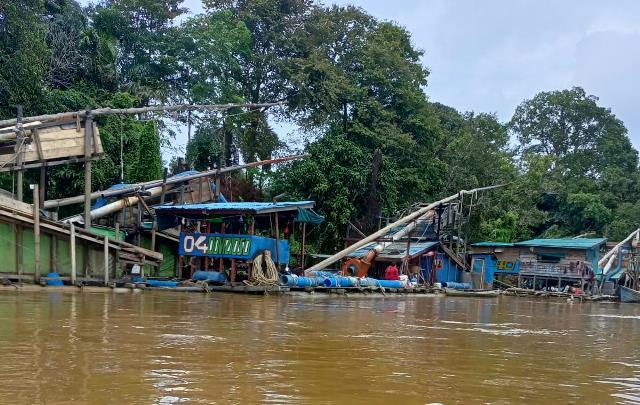 Lanting PETI yang hanyut di Sui Kapuas ini menjadi status quo lantaran pemiliknya tidak ada