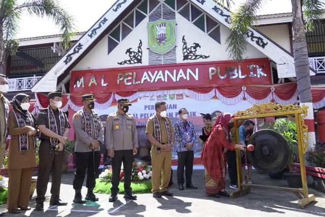 Deputi Bidang Pelayanan Publik Kementerian PANRB didampingi Bupati Sanggau meresmikan MPP Sanggau.