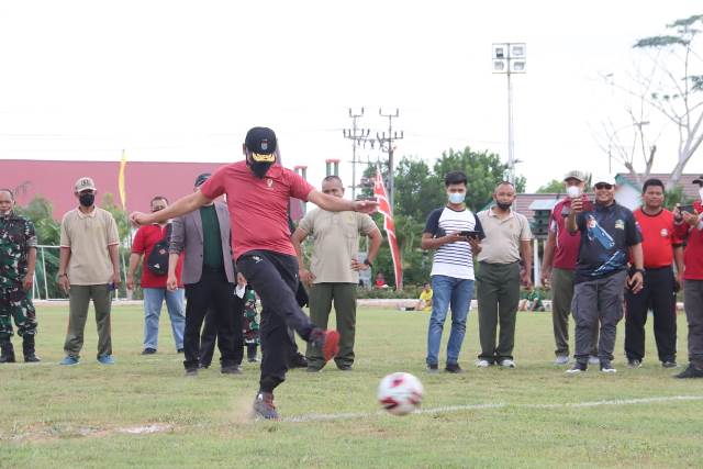 Pangdam XII/Tpr membuka Turnamen Sujiwo Cup II yang ditandai dengan tendangan bola.