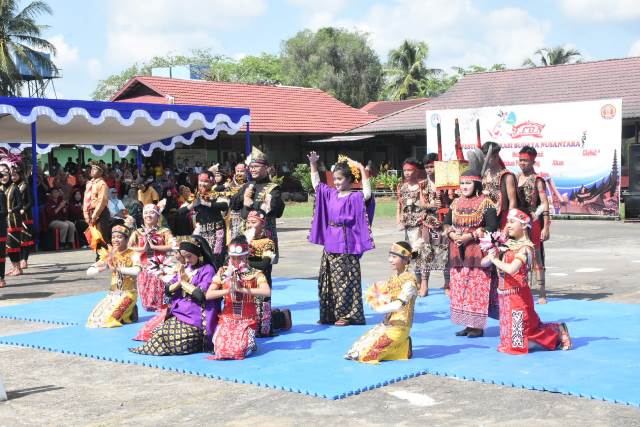 Pelajar SMP Negeri menampilkan berbagai tarian budaya di Festival Literasi Budaya Nusantara (FLBN).