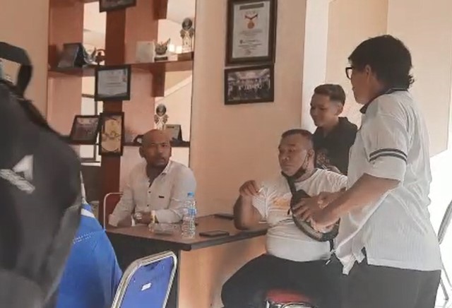 Binsar Sibarani dan Nunung Wijayanto kecewa lantaran keinginannya untuk mengambil formulir pendaftaran bakal calon (balon) Ketua Ikatan Motor Indonesia (IMI) Kalbar gagal.