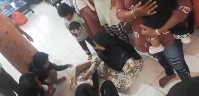 Penghuni Panti Asuhan Catur Darma Yatim Pepabri geger tatkala menemukan bayi tepat di depan pintu gerbang panti di Jalan Harapan Jaya (Kota Baru) Kota Pontianak, Senin (9/5).