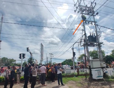 Kapolres Ketapang dan personel gabungan lainnya berupaya membujuk seorang pria paruh baya yang akan melakukan bunuh diri di gardu listrik Kantor KPU Ketapang