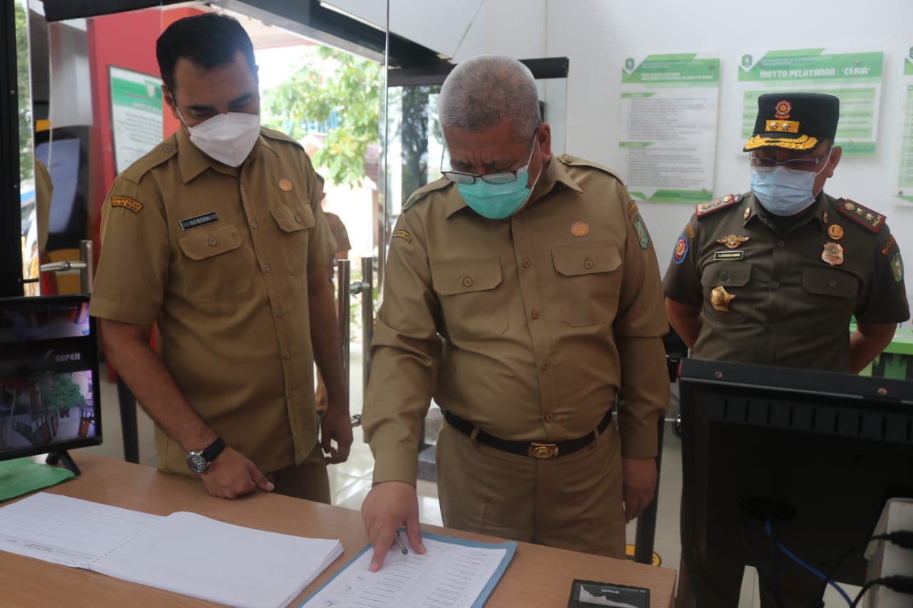 Sekda Kalbar mengecek absensi kehadiran ASN saat sidak di beberapa OPD pada hari pertama kerja pascalibur panjang Idulfitri.