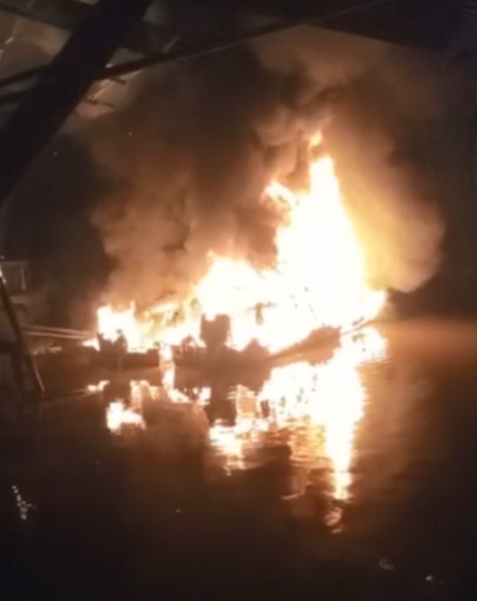 Korsleting Kabel Akibatkan Dua Speedboat Terbakar, Dua Orang Alami Luka