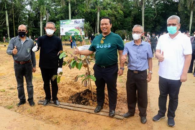 Gubernur Kalbar tanam pohon di Pendopo Gubernur Kalbar