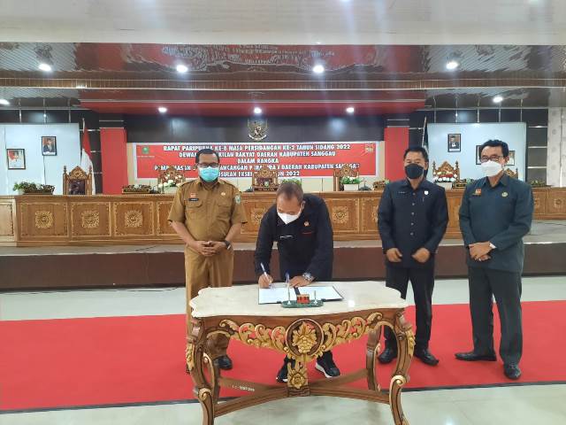 Ketua DPRD Sanggau menandatangani berita acara persetujuan pengesahan tiga Raperda menjadi Perda